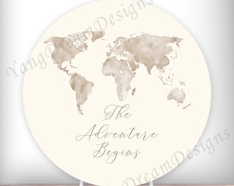 Pode incluir: Um fundo redondo de cor creme com um mapa de mundo em aquarela e o texto "The Adventure Begins".