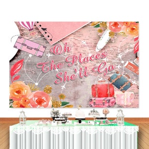 Può includere: Uno sfondo rosa e grigio a tema viaggio con una mappa del mondo, valigie, aerei e fiori. Il testo "Oh the Places She'll Go" è scritto in rosa e bianco.