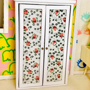 Rosa Blumen Stoff getäfelte Puppenhaus Garderobe