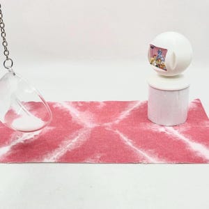 Tapis rose pour maison de poupée tie-dye