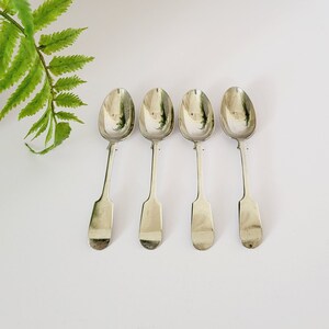 Ein Set aus vier Fuddleback-Teelöffeln - Schlichtes Muster - 12.5 cm Länge
