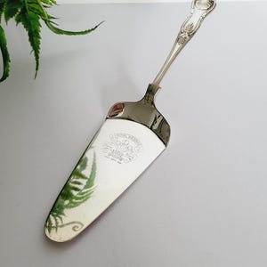 Łopatka do ciasta / tortu - Królewskie wesele - Sheffield, Anglia - Posrebrzana rączka - Wzór królewski - Krojenie ciasta / tortu - EPNS - Długość 24 cm