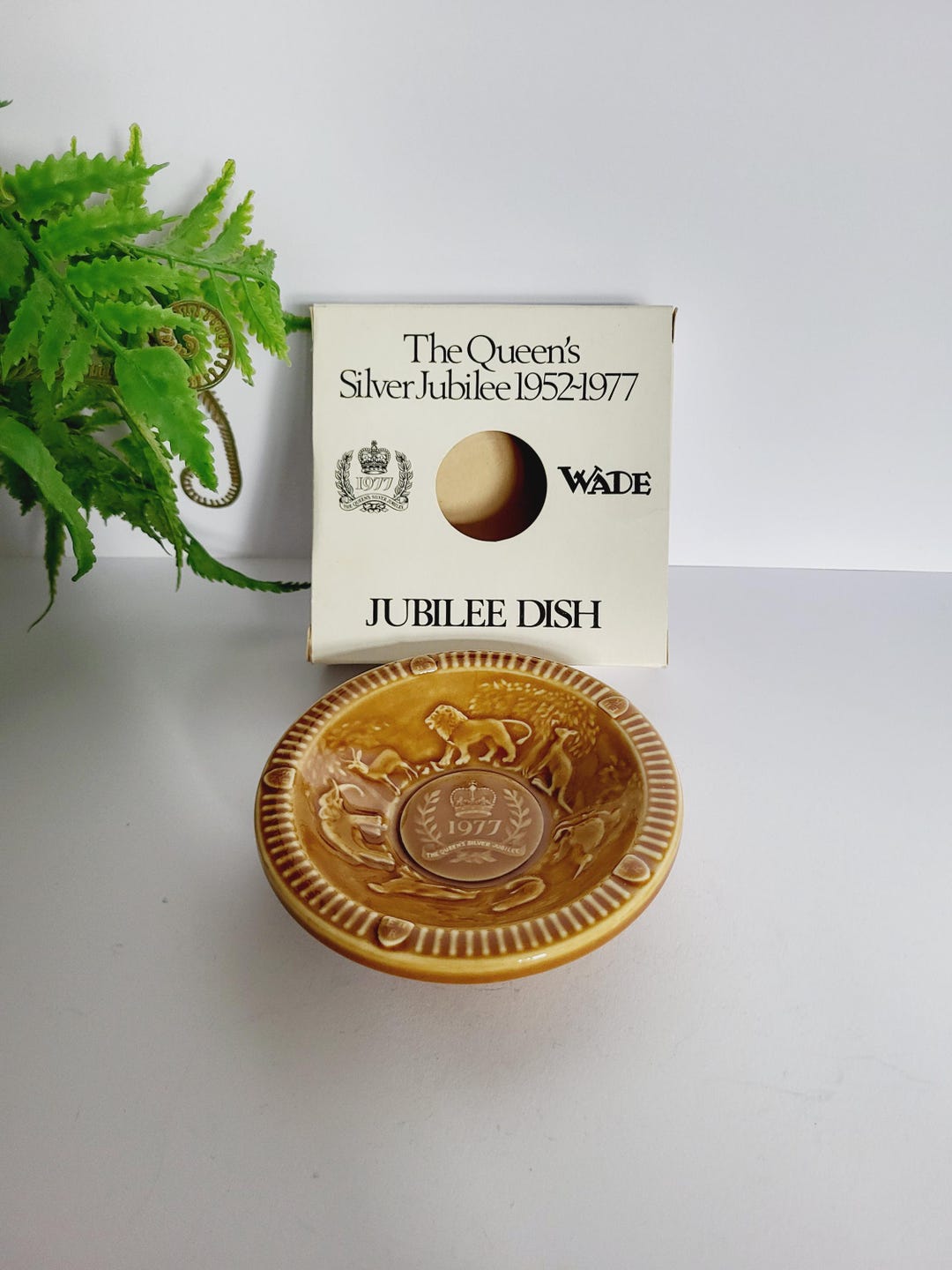 ヴィンテージ コレクターズアイテム ウェイド セラミックス エリザベス2世戴冠式 1977年 ピン皿 - 直径 12 cm - Etsy 日本