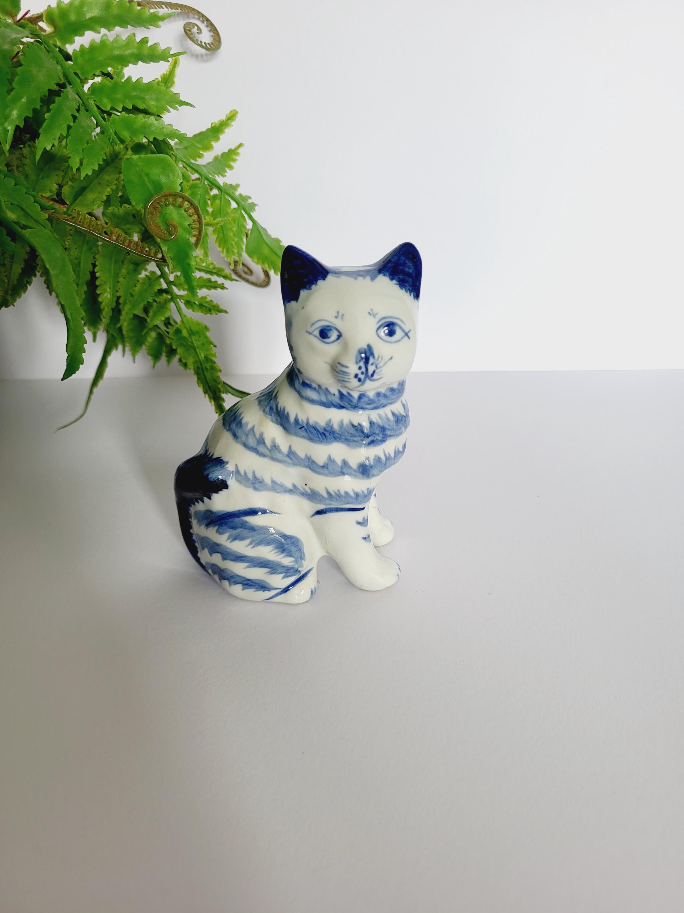 青と白の花模様 猫の陶器置物 アンティーク ヴィンテージ