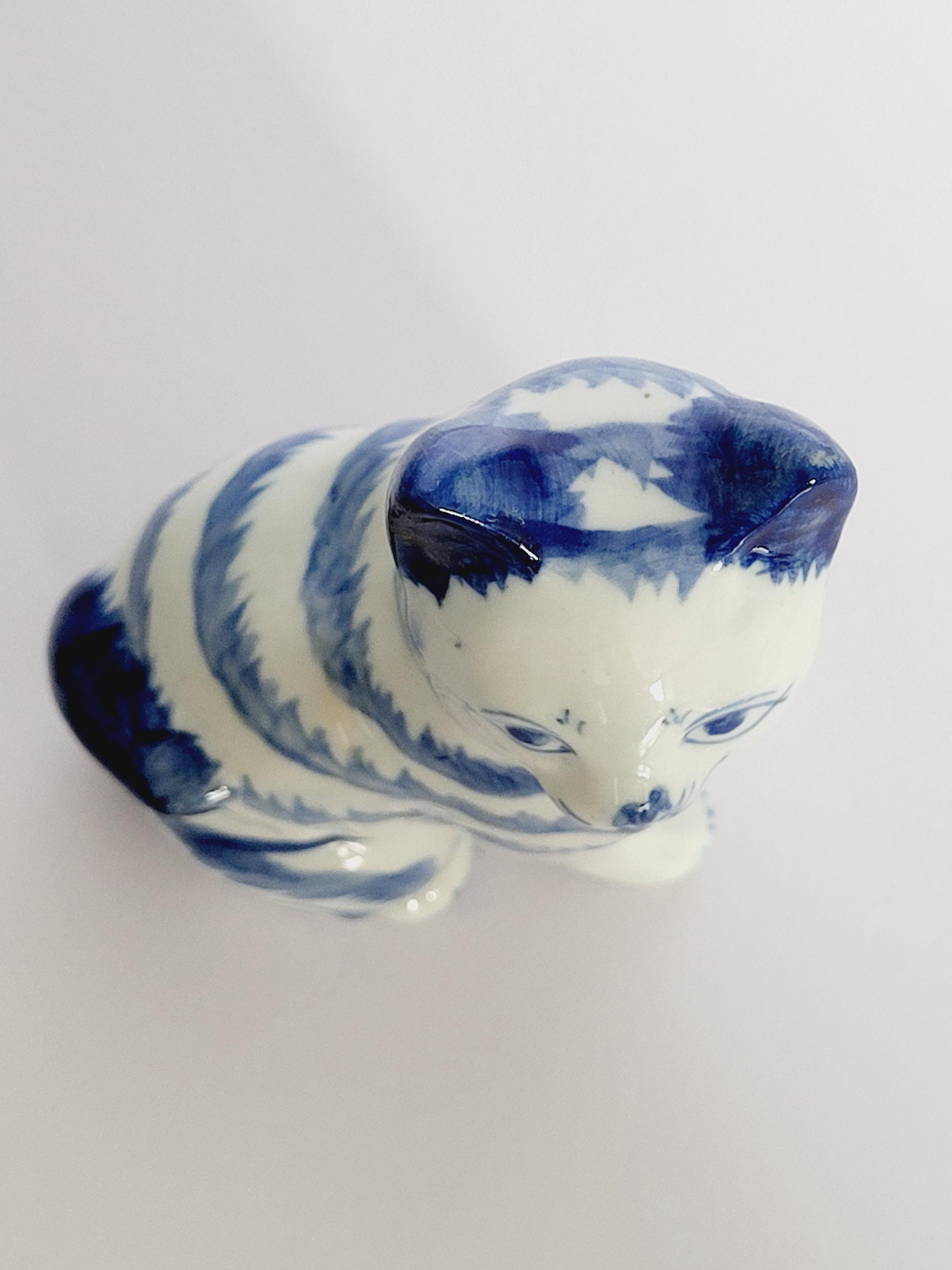 青と白の花模様 猫の陶器置物 アンティーク ヴィンテージ