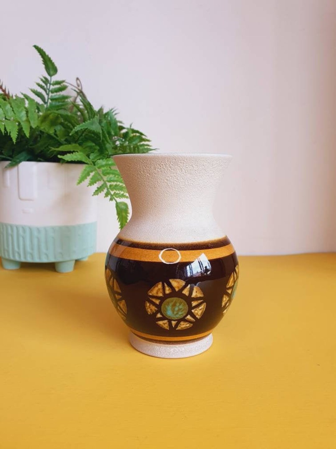 ミッドセンチュリーのレトロな幾何学模様の花瓶。緑の内側とサン