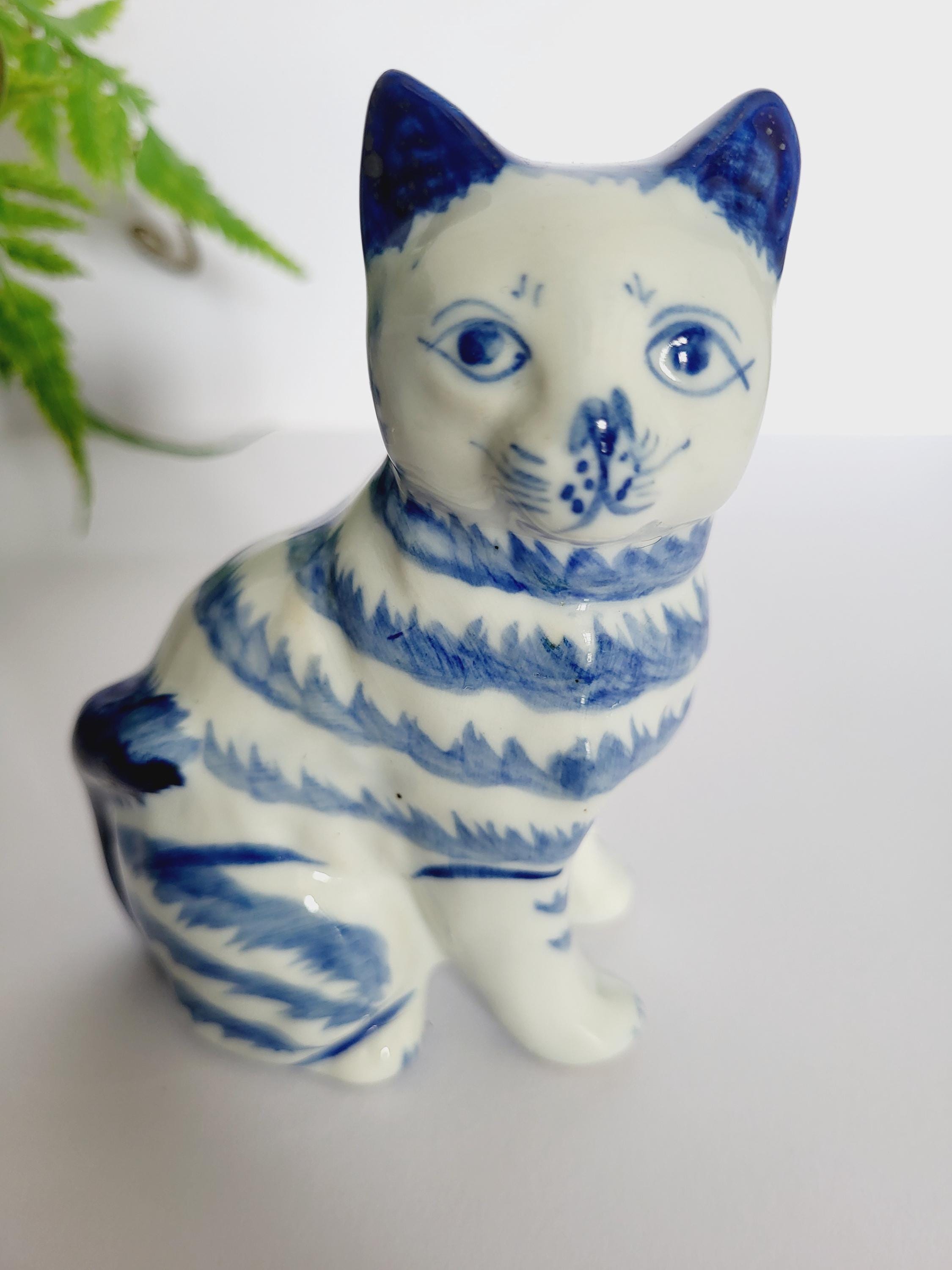 青と白の花模様 猫の陶器置物 アンティーク ヴィンテージ
