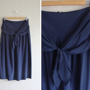 Langer Seiden Krawattenrock, Vintage 90er Jahre High Waist Falten Midi Rock Taille 27&#39;&#39;&#39;, Designer Rock, Modern Navy Blue Seidenrock mit Taschen