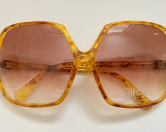 New Quay Australia Notorious Brown Gradient Square Sunglasses Quay Australia | Accessories | Quay Australia Notorious  main image 4