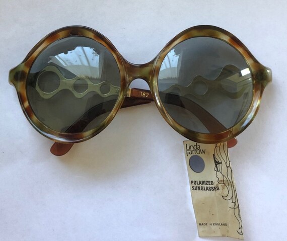 LINDA FARROW GALLERY Shell & Gold Round Sunglasses LINDA FARROW Sadie - light gold / t-shell – Mondello 1962 main image 4