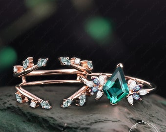 Zestaw pierścionków zaręczynowych ze szmaragdem w szlifie latawcowym w kolorze różowego złota, zestaw ślubny, zielony kamień szlachetny, wyjątkowy pierścionek zaręczynowy, podwójnie zakrzywiony diament, pierścień klastrowy