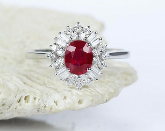 Anillo de bodas de lujo vintage con halo de diamantes y rubí de corte ovalado natural en oro blanco de 14 quilates, anillo de compromiso vintage para mujer.