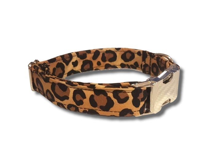 Leopard print collar