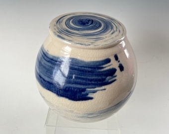 Met de hand gegooid opbergpot met deksel