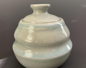 Voorraadpot van lichtblauw celadonglazuur. Met de hand gegooid