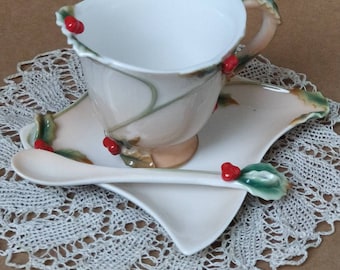 Einzigartige wunderschöne Feinsteinzeug Tasse mit Untertasse und passendem Löffelchen im Mistel bzw. Stechpalme Design