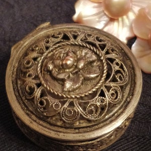 Very delicate mini metal tin