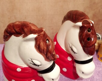 Dos cabezas de caballo como especieros.
