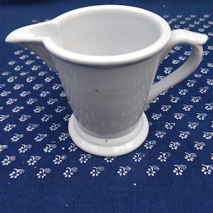 Pequeña jarra de leche de porcelana vintage