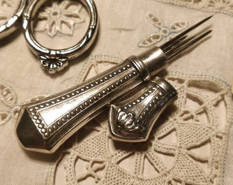 Beautiful retro needle quiver