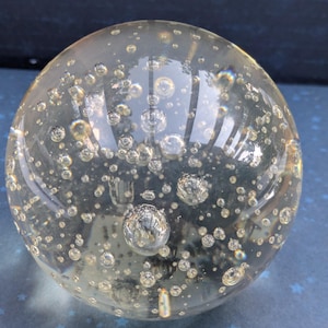 Puristic paperweight