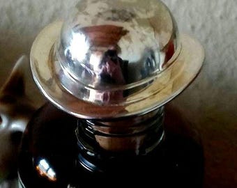 Iconic bottle cap and pourer