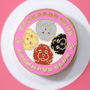 Pin esmaltado de perro del Cockapoo Club. Cockapoos negros, albaricoque, marrones, grises y rubios. Regalos de Reino Unido en rosa. Ilustración colorida. Pins divertidos. Insignias. Perros.