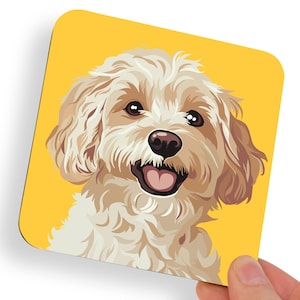 Könnte beinhalten: Quadratischer Untersetzer mit einer Illustration eines lächelnden Hundes. Der Hund hat ein cremefarbenes Fell und einen gelben Hintergrund. Der Hund hat eine braune Nase und einen offenen Mund, der seine rosa Zunge zeigt. Der Untersetzer wird von einer Hand gehalten.