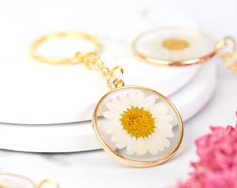 Real Pressed Daisy Gold Keyring. Flower resin key ring key chain. Floral summer. Gift for her. Handmade unique bag charm. Birthday gifts