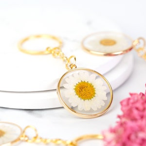 Real Pressed Daisy Gold Keyring. Flower resin key ring key chain. Floral summer. Gift for her. Handmade unique bag charm. Birthday gifts