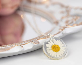 Real Pressed Daisy Necklace. Silver plated spring accessories. Floral summer jewellery. Flower Girl resin. Gift for her. Adjustable chain.