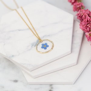 Real Pressed Forget Me Not Necklace in Hammered Gold Bezel. Something Blue Wedding Bridal Bride Flower Girl Bridesmaid Jewellery. 画像 1