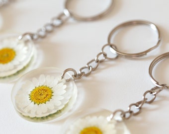 Real Pressed Daisy Keyring. Flower resin key ring. Spring accessories. Floral summer. Flower gift for her. Handmade unique bag charm.