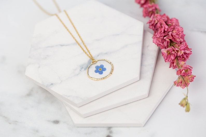 Real Pressed Forget Me Not Necklace in Hammered Gold Bezel. Something Blue Wedding Bridal Bride Flower Girl Bridesmaid Jewellery. 画像 1