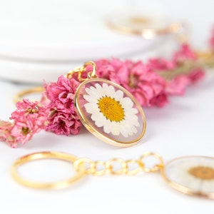 Real Pressed Daisy Gold Keyring. Flower resin key ring key chain. Floral summer. Gift for her. Handmade unique bag charm. Birthday gifts image 2