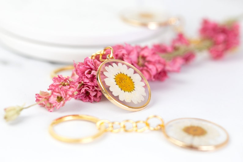 Real Pressed Daisy Gold Keyring. Flower resin key ring key chain. Floral summer. Gift for her. Handmade unique bag charm. Birthday gifts image 2