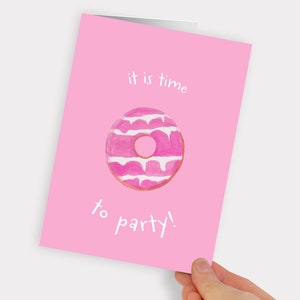Roze Het is tijd om te feesten! British Biscuit aquarel handgeschilderde gedrukte wenskaart. UK Engels theecadeau. Voedsel grafische afbeelding.