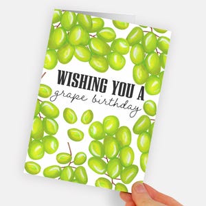 Cartão de semente de uva plantável. Cartão de felicitação de novidade com trocadilho de fruta silvestre. Cartão de felicitação impresso pintado à mão com uva verde em aquarela.