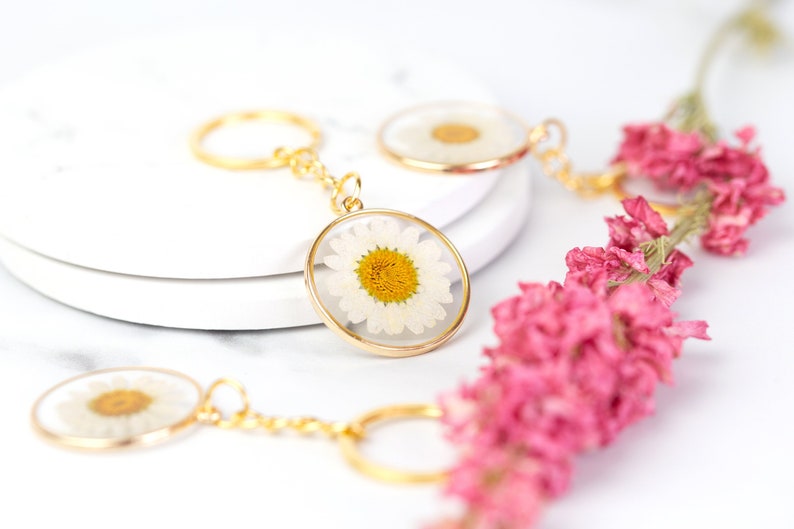 Real Pressed Daisy Gold Keyring. Flower resin key ring key chain. Floral summer. Gift for her. Handmade unique bag charm. Birthday gifts image 1