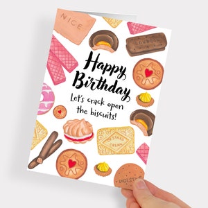 Nostalgische Britse Biscuit Gelukkige Verjaardag Handgeschilderde Gedrukte Wenskaart. UK Engels theecadeau. Heldere kleurrijke voedselillustratie.