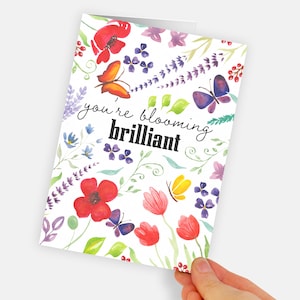 Tarjeta de felicitación con la frase "You're Blooming Brilliant Seed" (Estás floreciendo), para jardín de flores silvestres. Estampada a mano con flores, mariposas y hojas pintadas a mano