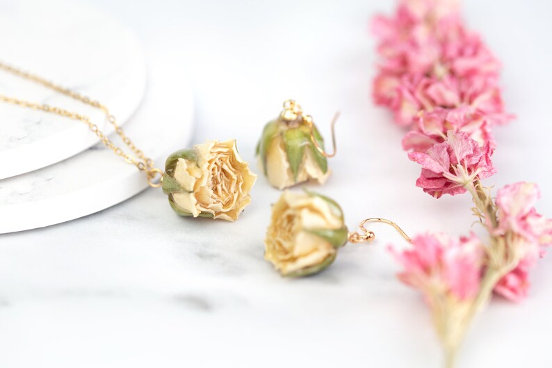 Parure De Bijoux Avec Vraies Fleurs Pressées - Boucles D'oreilles Et Pendentif En Résine - Neuf