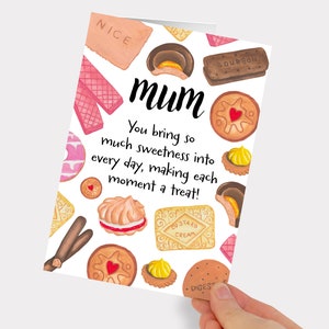 Biglietto d'auguri dipinto a mano con biscotto britannico nostalgico per mamma. Regalo di tè inglese nel Regno Unito. Illustrazione grafica di cibo colorato brillante.