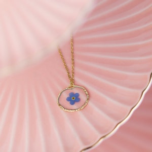 Real Pressed Forget Me Not Necklace in Hammered Gold Bezel. Something Blue Wedding Bridal Bride Flower Girl Bridesmaid Jewellery. 画像 4