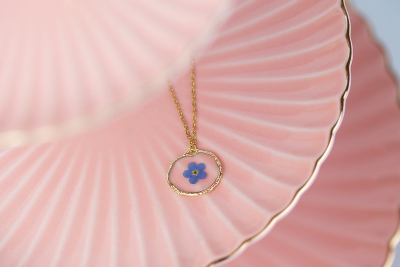 Real Pressed Forget Me Not Necklace in Hammered Gold Bezel. Something Blue Wedding Bridal Bride Flower Girl Bridesmaid Jewellery. 画像 4