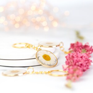 Real Pressed Daisy Gold Keyring. Flower resin key ring key chain. Floral summer. Gift for her. Handmade unique bag charm. Birthday gifts image 3