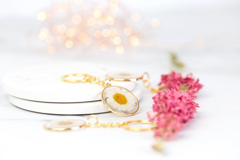 Real Pressed Daisy Gold Keyring. Flower resin key ring key chain. Floral summer. Gift for her. Handmade unique bag charm. Birthday gifts image 3