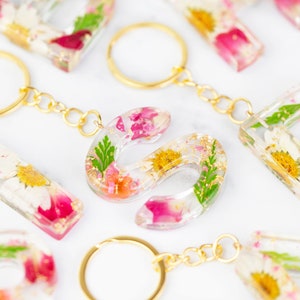 Regalo de cumpleaños inicial con letra personalizada. Llavero de resina de flores prensadas reales. Regalo para novia, mejor amiga. Llavero con dije floral
