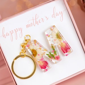 Llavero de flores real del Día de la Madre. Carta personalizada de regalo inicial. Llavero de resina de flores prensadas. Mamá Regalo Encanto Floral Llavero Llavero