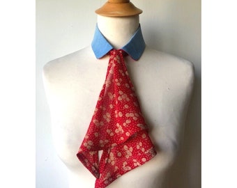 Removable collar recycled denim tie in Betsy printed muslin